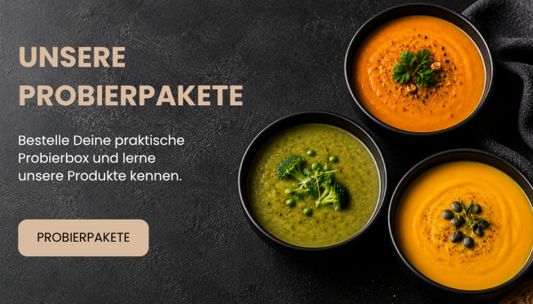 Drei Schalen mit verschiedenen Suppen in orange, grün und schwarz auf einem dunklen Hintergrund.